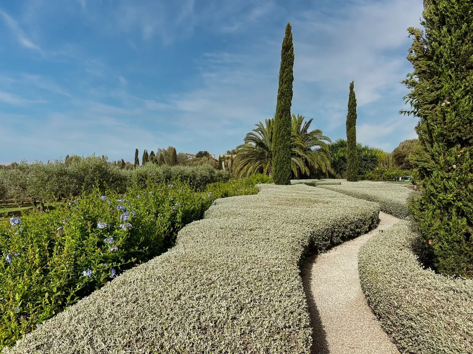 Jardín junto al estanque — 04