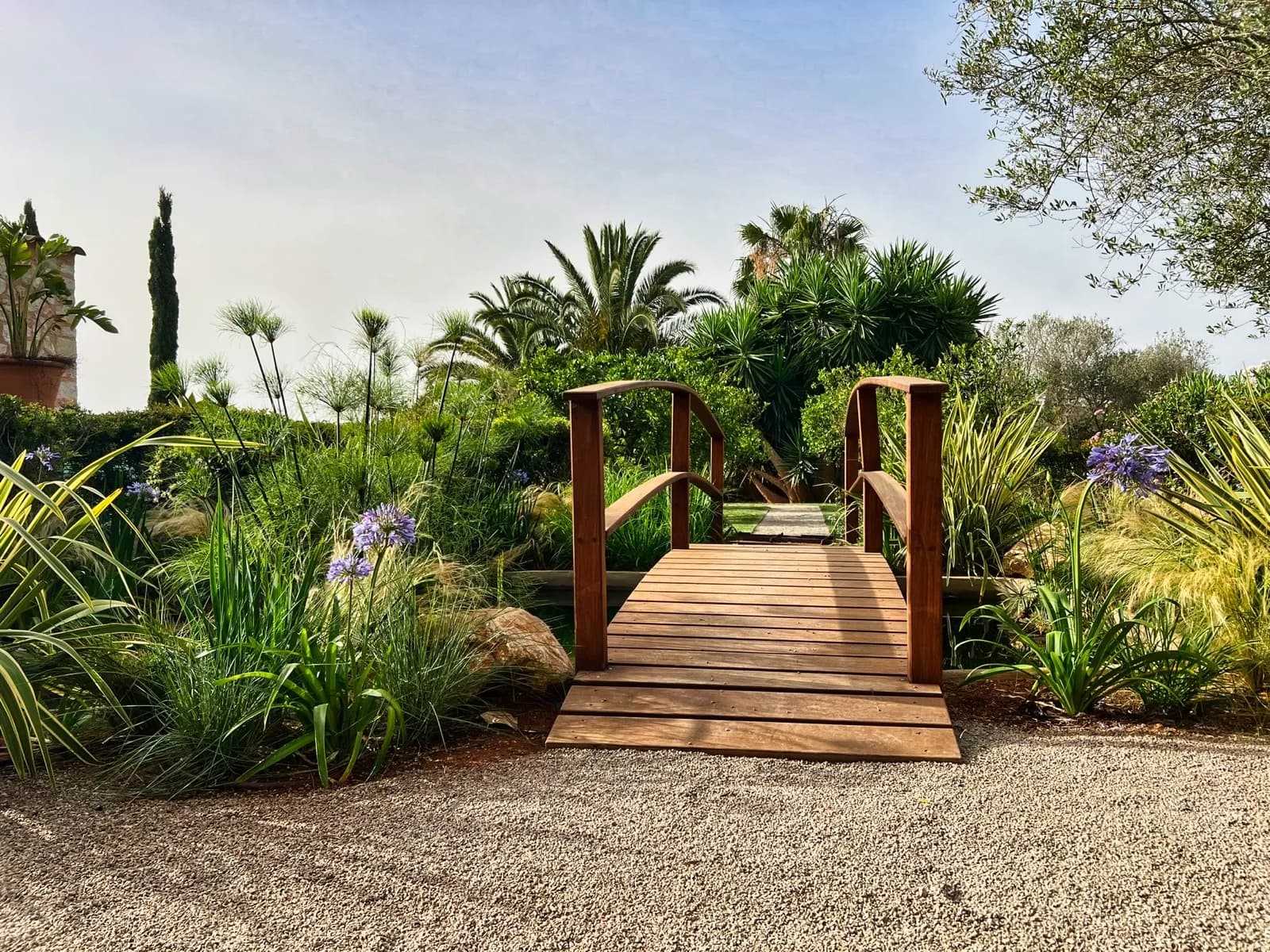 Jardín junto al estanque — 08