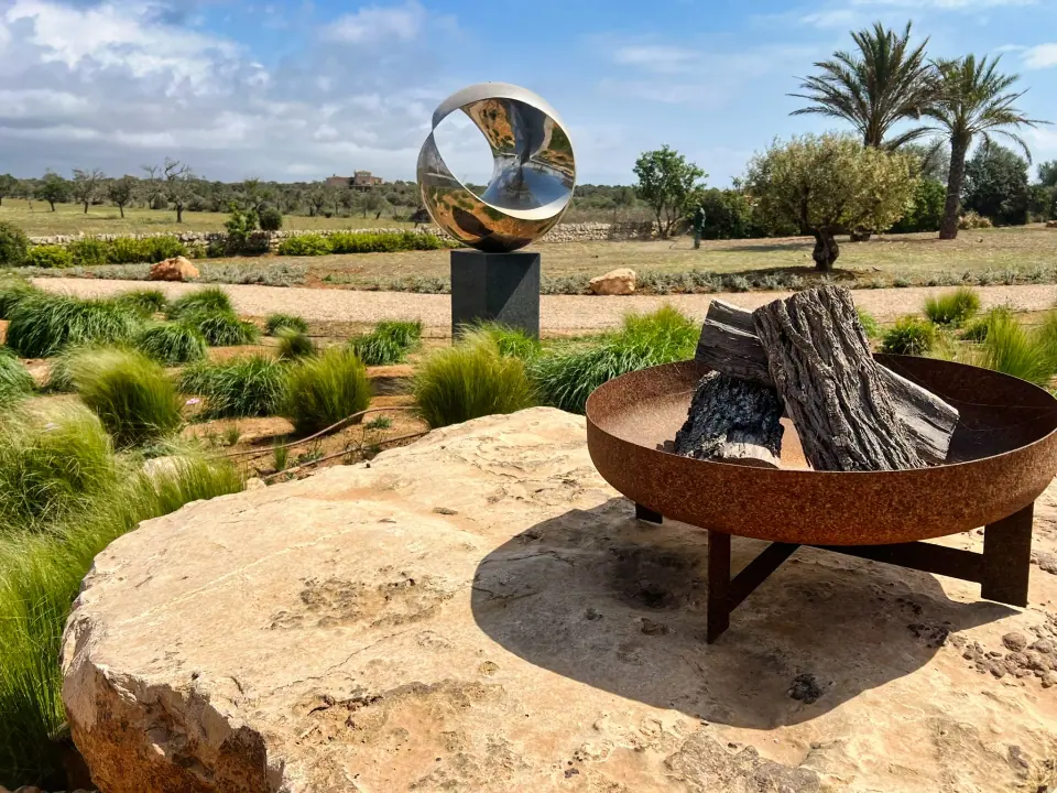 Jardín de esculturas diseñado por Mámila en Santanyí