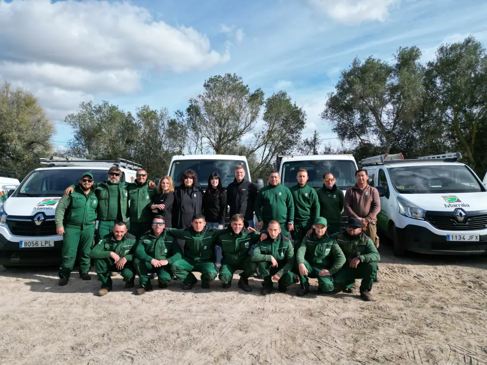 Todo el equipo de Mámila reunido junto a los vehículos de la empresa